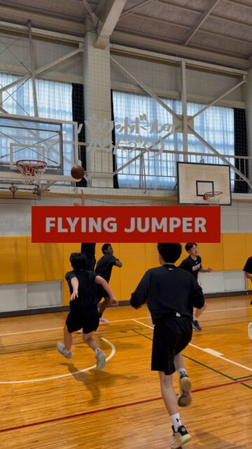 @atsu_umehara←トレーニング相談はプロフリンクから。梅原淳です。バスケのからだづくり、バスケの足づくり、バスケのチームづくりを発信しています。※質問などコメントどうぞ。見落としていたらすいません。反応無いときはDMください。

─────────────────────

【動き出しの良さ】

ボールの動きより

先回りして

スウィングに入っている人を

見つけよう。

人とボールを同時に見ておくと分かります。

全員成長‼

─────────────────────

全国各地で開催している【バスケットボールのからだづくり】をハイライト配信しています！
自分の可能性を信じて頑張っているみんなを、この動画で全力応援します！
からだみなぎる選手たちにエールを届けてあげてください！

─────────────────────

【ご依頼は全国どこからでも】
● 定期契約（長期強化）	
● スポット
● 会員制レポート
● 執筆監修

　詳しくはWEBサイトをご覧下さい
　→プロフィールでURLを確認	

─────────────────────